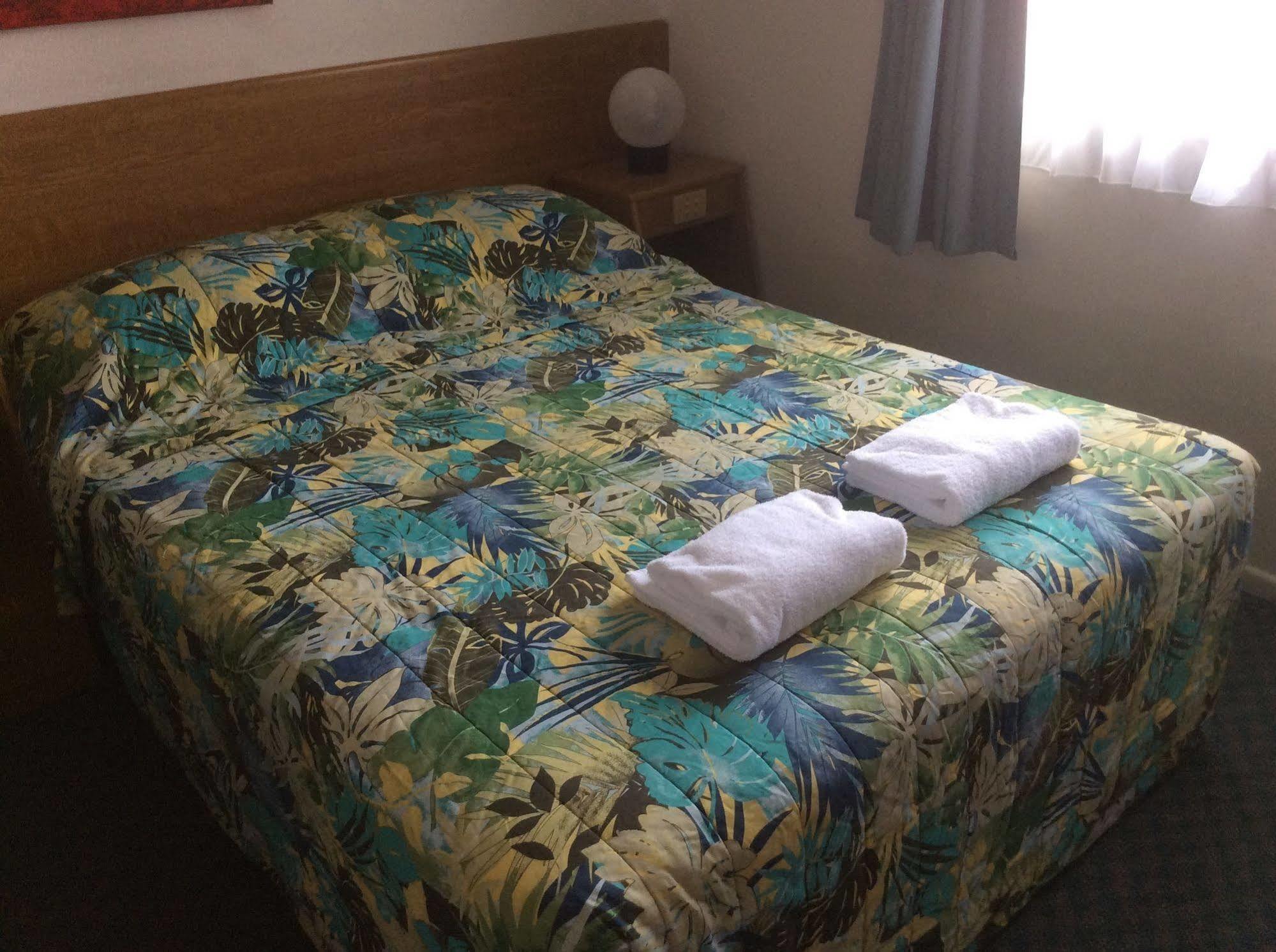 โทเรดอร์ โมเทล Motel คอฟฟ์ฮาร์เบอร์ ภายนอก รูปภาพ